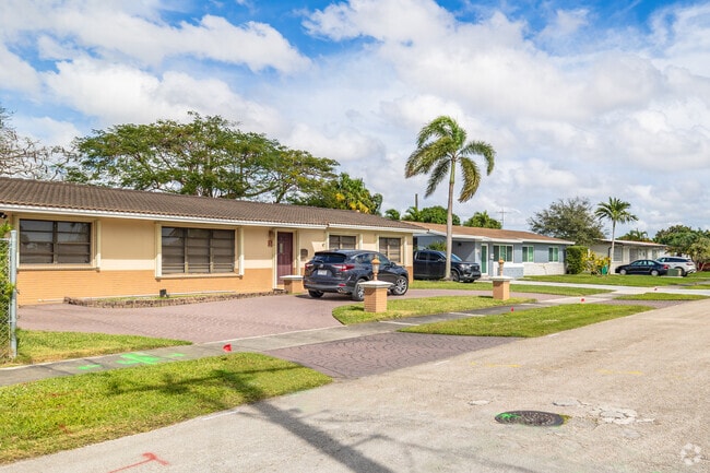 Live in a peaceful neighborhood in Westchester, FL.