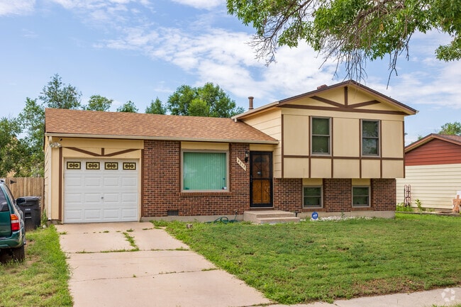 Discover a spacious split-level home in Southborough, Colorado Springs.
