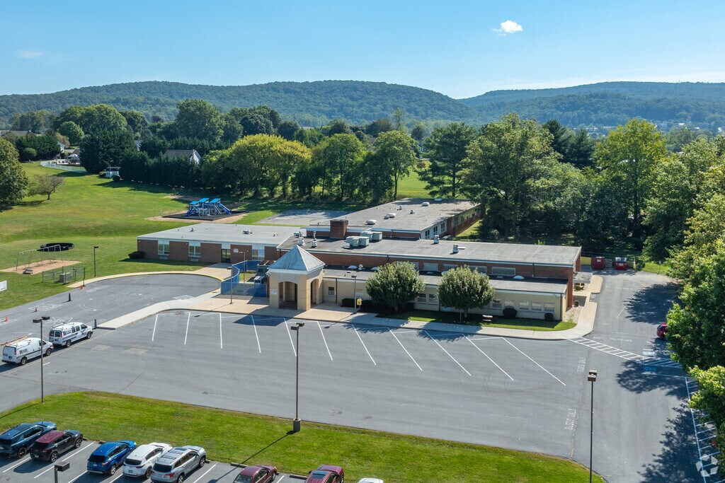 Hooverville Elementary School received an overall grade of B- from Niche.