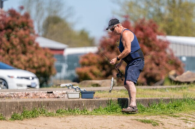 Timber Linn Memorial Park is lcoated near Crabtree and has a fishing pond which is stocked regularly in spring by the Oregon Department of Fish and Wildlife.