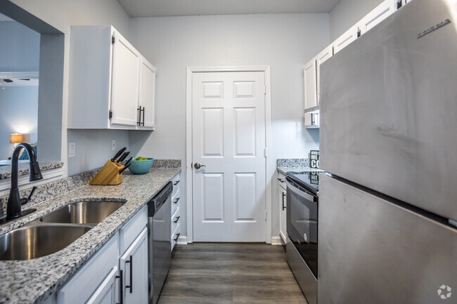 2 BR, 2 BA - 1126SF