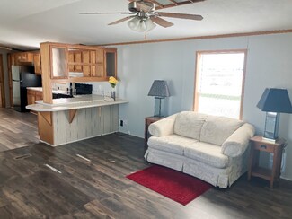 28 Village Ct, Mediapolis, IA 52637