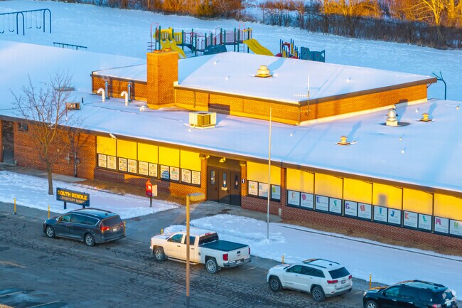 South Bendle Elementary front drive loops through the lot for easy pickups and drop offs.