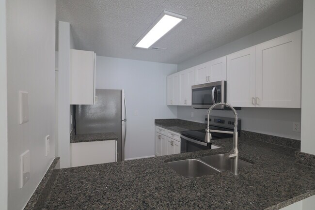 4 bed/4 bath Off-Campus Apartments, Clemson, SC 29631 - photo 6