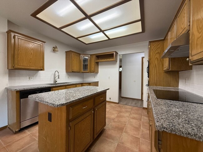 213 Brackendale Ln, Edmond, OK 73003 - photo 3