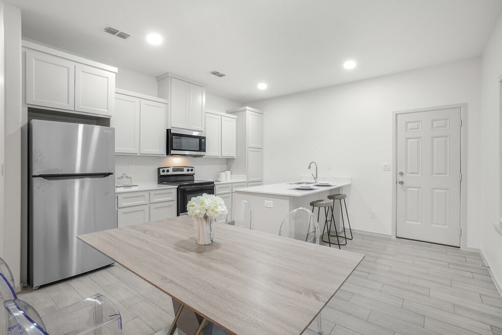 1002 N Tower Rd unit 1, Alamo, TX 78516 - photo 1