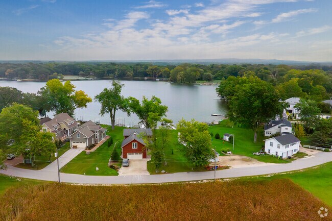 Lakeside neighborhoods are a hallmark of Summit’s Lake Country setting.