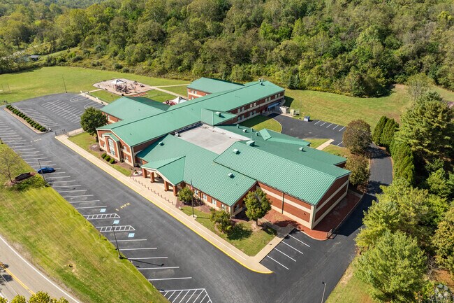 Bellaire Elementary School gets a B- rating on Niche.