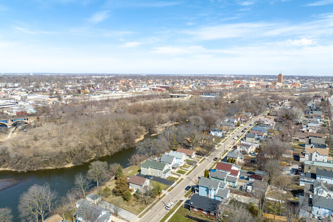 Nestled on the eastern banks of the flowing Fox River, Bardwell is located 41 miles west of downtown Chicago.