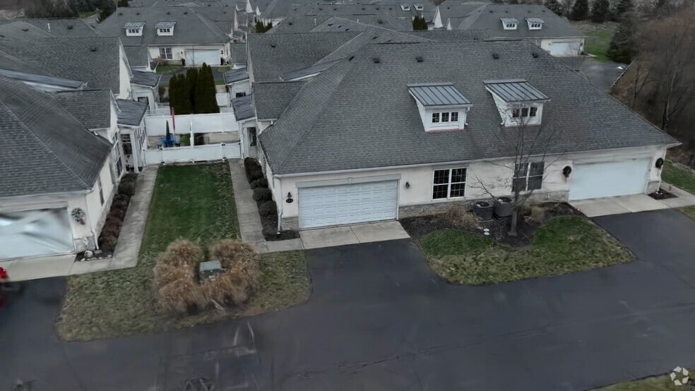 2704 Scioto Station Dr unit 2704, Columbus, OH 43204 - photo 2