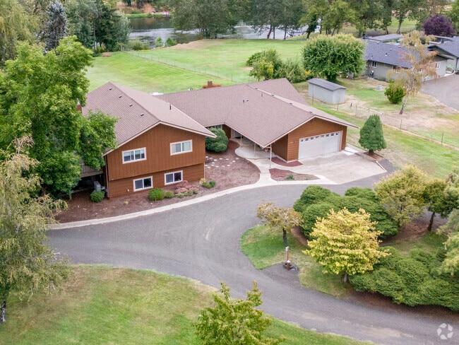 Farmhouses in Melrose echo the tranquil charm of the valley.