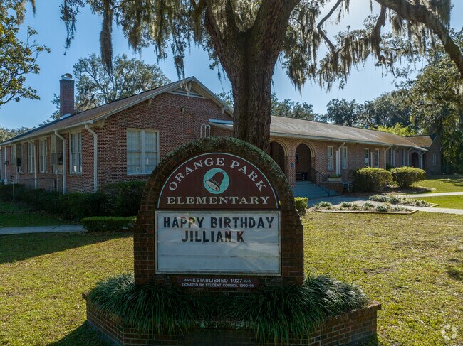 Orange Park Elementary School is one of the local schools.