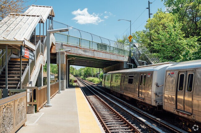 The Richmond Valley Station of Charleston is about 35 minutes from the St. George Ferry.