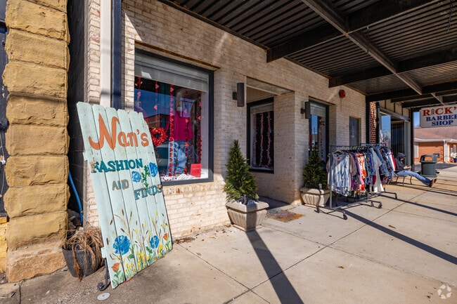 Nan's Fashion & Finds has a range of fashionable clothing for the Tuscumbia community.