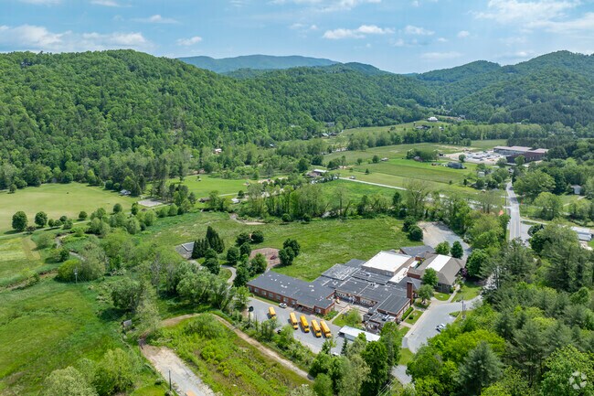 With an A- grade in academics and teachers from niche.com, Valle Crucis School is recognized for educational excellence.