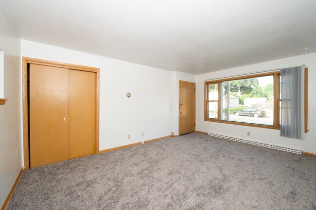 3061 S 72nd St unit 3, West Allis, WI 53219 - photo 2
