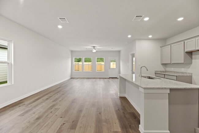 10714 Red Flagstone Dr, Conroe, TX 77306 - photo 3