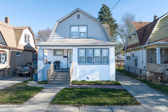 Older single family homes can be found in Lincoln Park.