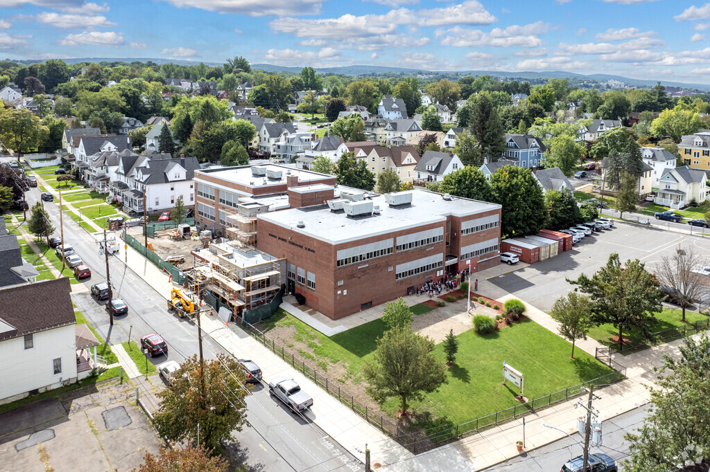 Robert Morris School serves students from K-5th Grades.