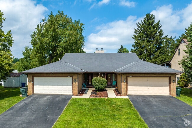 Walnut Hills homes often feature well manicured lanscaping.
