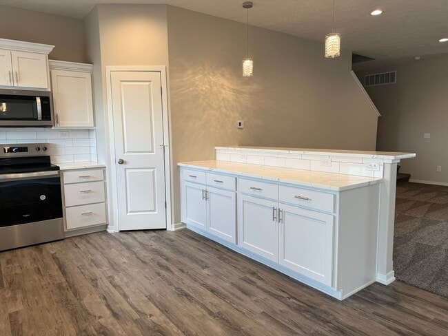 6957 Serpentine Dr, Lincoln, NE 68521 - photo 3