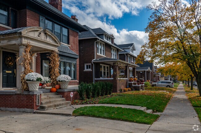 American Foursquare and Colonial Revival homes line the beautiful Pingree Park.