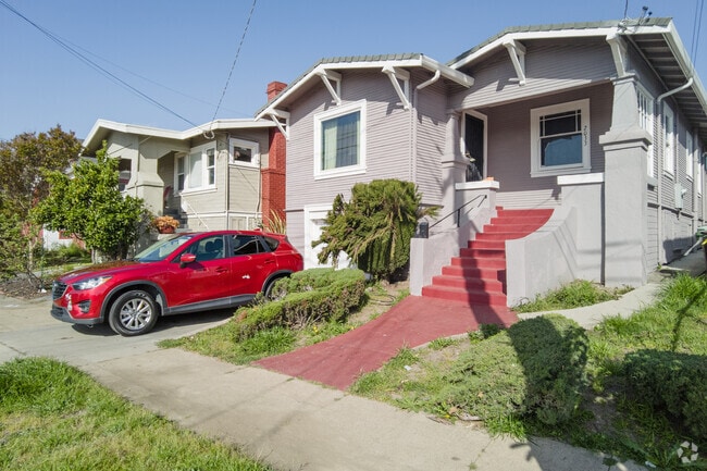 Craftsman homes are one of the more popular home styles in Fruitvale.