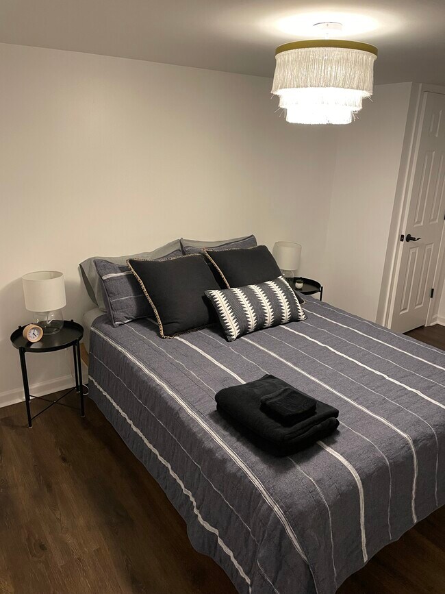 Queen bed with tempurpedic mattress