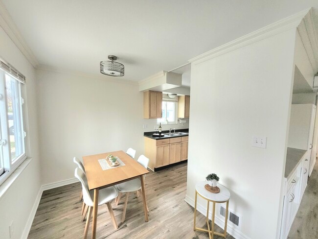 2189 Ridgemont Rd, Grosse Pointe Woods, MI 48236 - photo 2