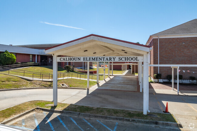 Calhoun Elementary has an easy flow parent pickup.