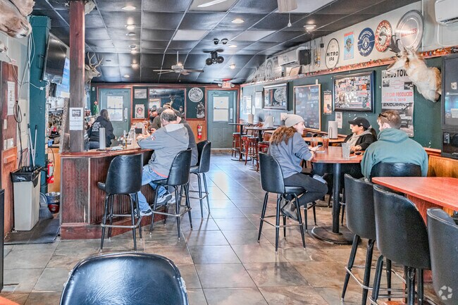Ross' Eatery and Pub is the perfect place to meet a friend for a drink in Lordstown.