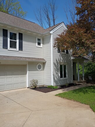 2210 S Laurelwood Cir, Bloomington, IN 47401