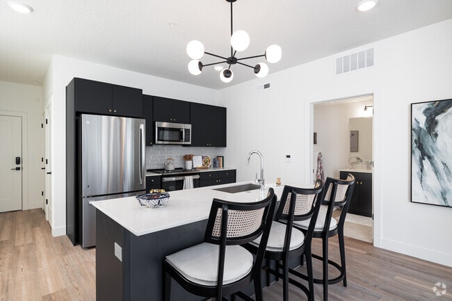 1BR, 1BA - 690SF - Dining Room/Kitchen