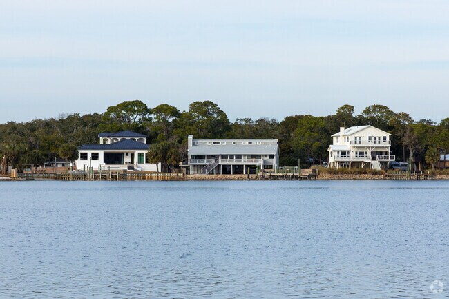 Waterfront homes line the coast of Fort Walton Beach and the surrounding area.