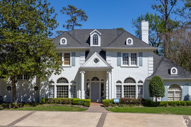 Many homes in Hunters Creek Village feature large windows to take advantage natural lighting.