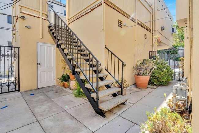 Burton Way Luxury Investments LLC - 332 La Peer, Beverly Hills, CA 90211 - photo 5