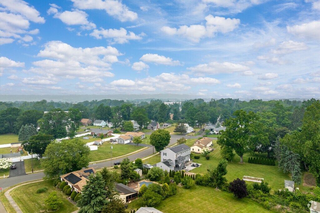 77 Hansen Farm Rd, North Haven, CT 06473