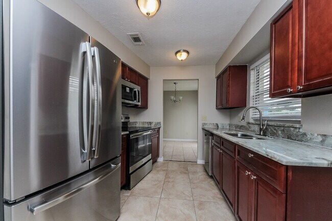 212 Great Yarmouth Ct, Kissimmee, FL 34758 - photo 5