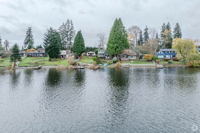 Waterfront property is common on the lake side of Mirror Lake WA.