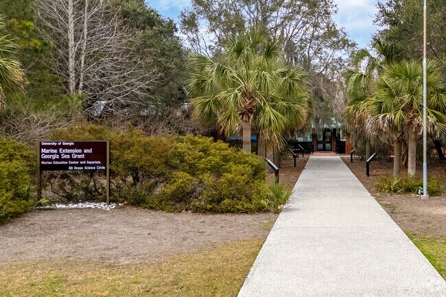 The nearby UGA Marine Education Center and Aquarium has over 100 marine animals and an outdoor trail.