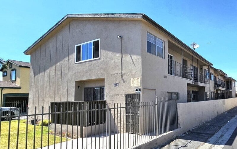 1017 W 95th St unit 3, Los Angeles, CA 90044 - photo 1