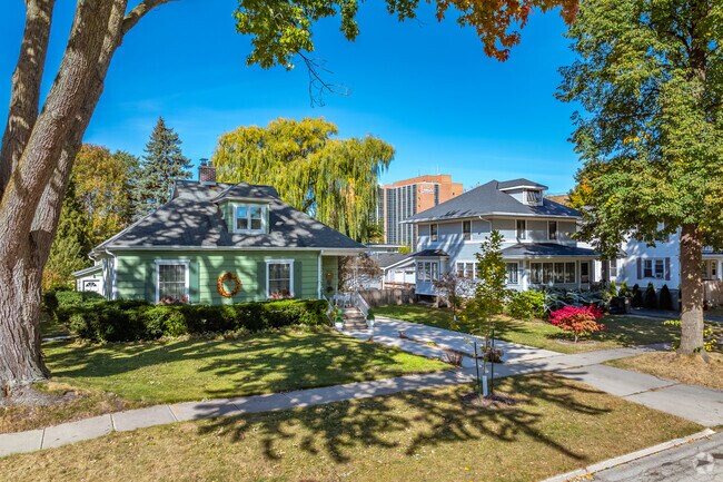 Beautiful homes in the Astor East River neighborhood with walkable sidewalks.