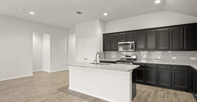 1806 Apache Cir unit 38652430, Cleburne, TX 76033 - photo 5