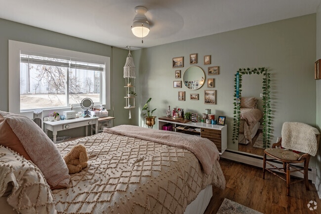 2BR, 1BA - 900SF - Second Bedroom