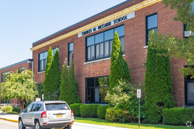 Riccardi Elementary School enrolls 18% economically disadvantaged students.