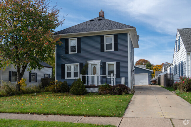 There are many Colonial style homes located through out the Mud Brook neighborhood.