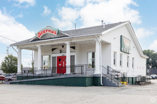 Grab your favorite slice of pizza at Bearno’s on Dixie Highway.