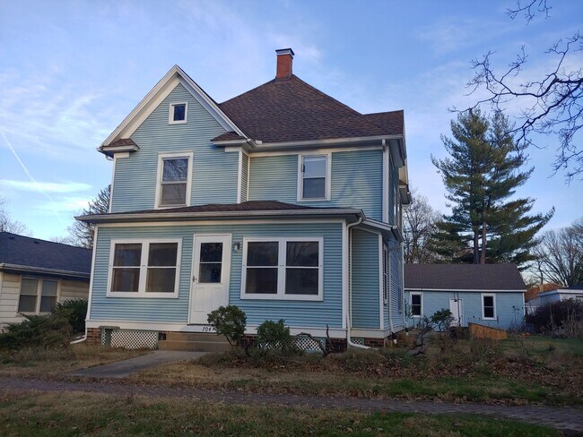 704 S Broadway Ave unit Apartment 2, Urbana, IL 61801 - photo 2