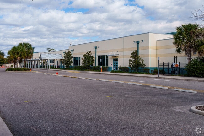 Azalea Park Elementary School offers ample parking on the south side of the school.