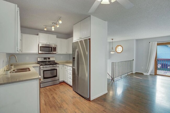 880 Pontiac Ln, Chanhassen, MN 55317 - photo 3